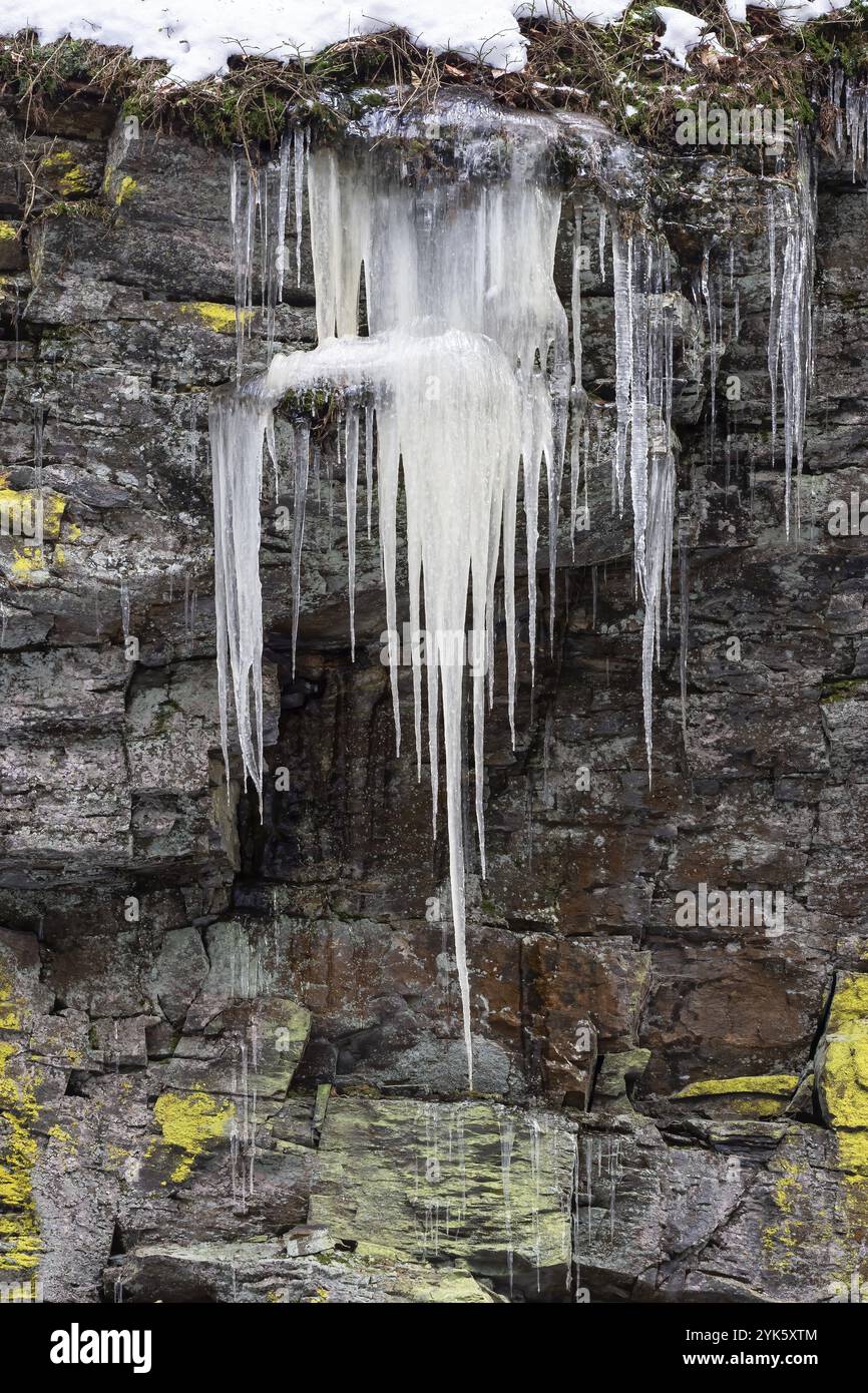 Ice on rock wall hi-res stock photography and images - Alamy