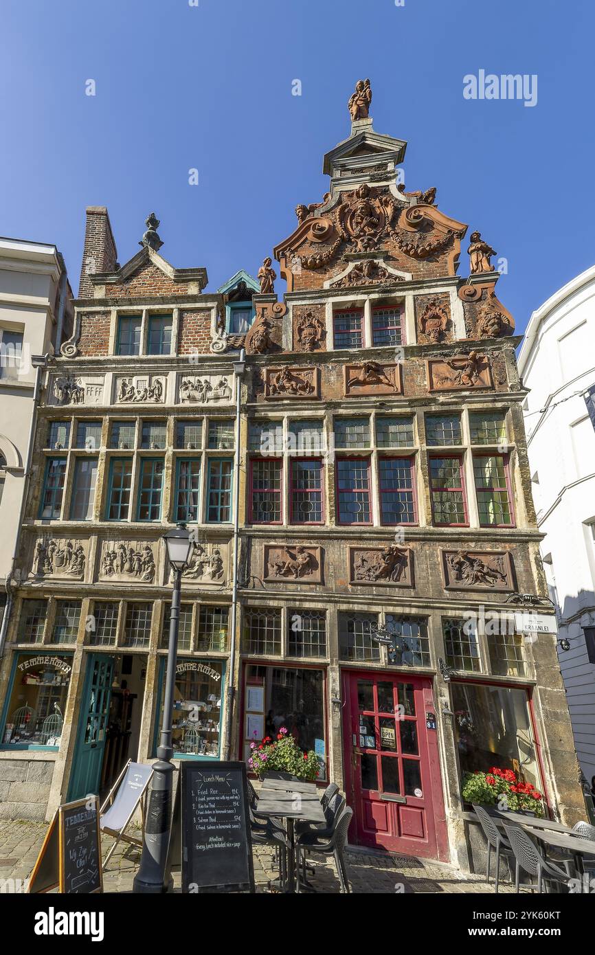 Two interconnected buildings hi-res stock photography and images - Alamy