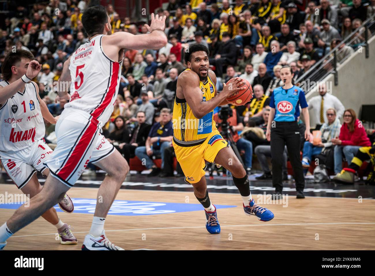 Ludwigsburg, Deutschland. 17th Nov, 2024. Justin Simon (MHP Riesen Ludwigsburg, #05) versucht an den Wuerzburgern Owen Klassen (FIT/One Wuerzburg Baskets, #05) und Zachary Seljaas (FIT/One Wuerzburg Baskets, #01) vorbeizukommen/GER, MHP Riesen Ludwigsburg vs. FIT/One Wuerzburg Baskets, Basketball, Bundesliga, BBL, easyCredit BBL, 9. Spieltag, Spielzeit 2024/2025, 17.11.2024 Foto: Eibner/Sandy Dinkelacker Credit: dpa/Alamy Live News Stock Photo