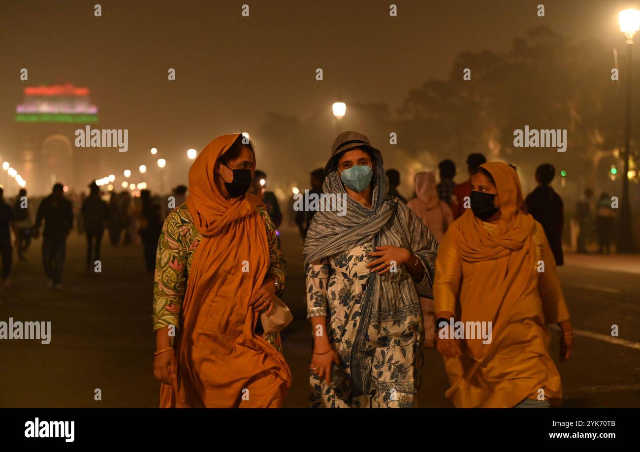 Delhi india gate 2024 pollution hi-res stock photography and images - Alamy
