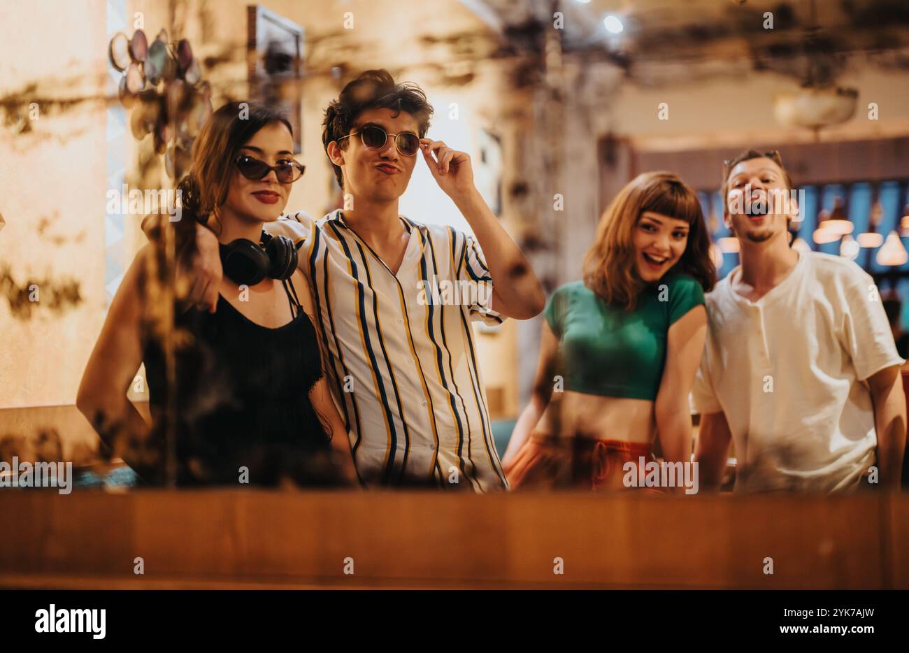 Group friends posing photo hi-res stock photography and images - Alamy