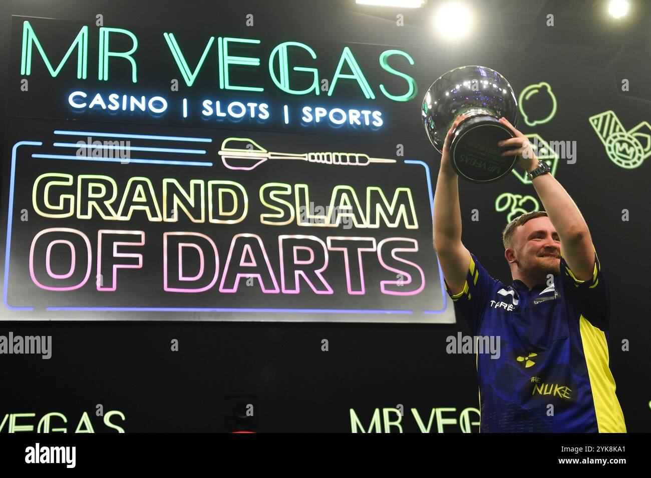 Mr vegas grand slam of darts hi res stock photography and images Alamy
