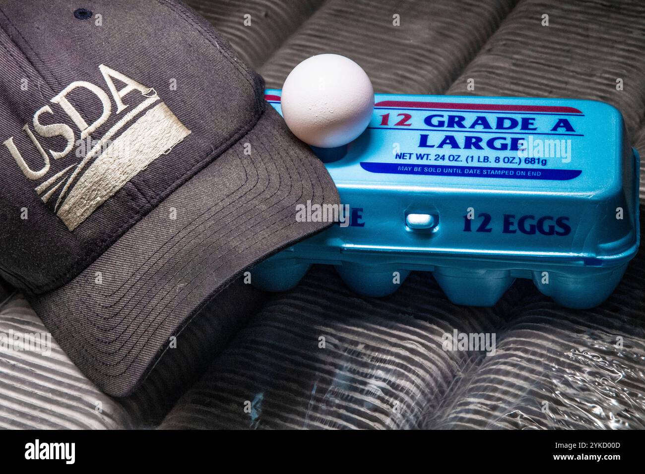 Egg size grading hi-res stock photography and images - Alamy