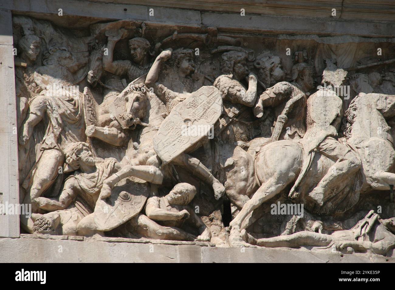 Roman Art. Arch of Constantine. Triumphal arch. It was erected to commemorate  Constantine victory over Maxentius at the Batlle of Milvian Bridge (Oct Stock Photo
