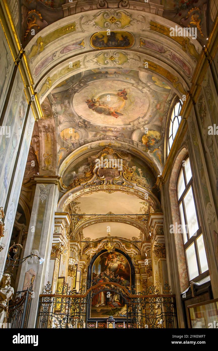 Interior basilica santambrogio hi-res stock photography and images - Alamy