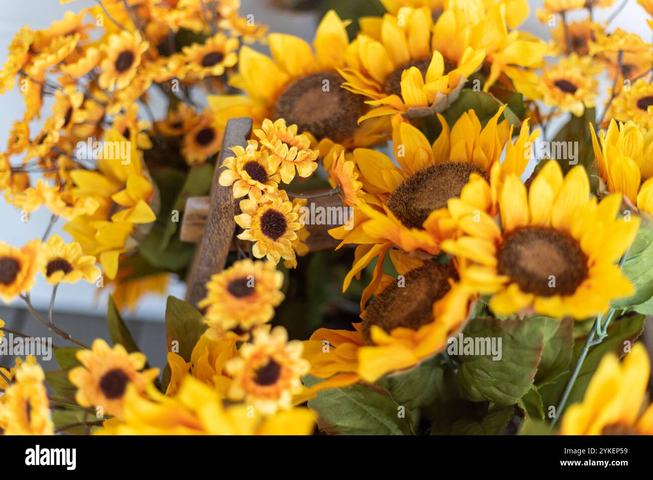 Wooden sunflowers hi-res stock photography and images - Alamy