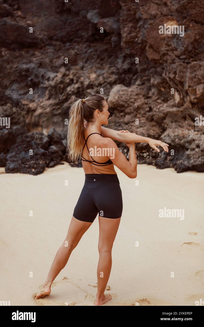 Workout blonde stretching hi-res stock photography and images - Alamy