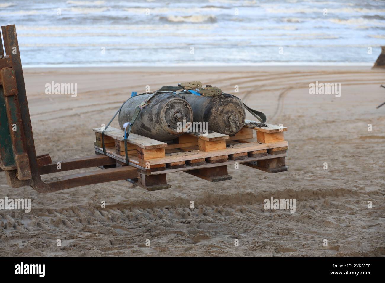 Noordwijk- Detonation of two 500-pound aircraft bombs on the beach after they were dismantled earlier in the night at Moordrecht. ANP/Hollandse Hoogte / Caki Media netherlands out - belgium out Stock Photo