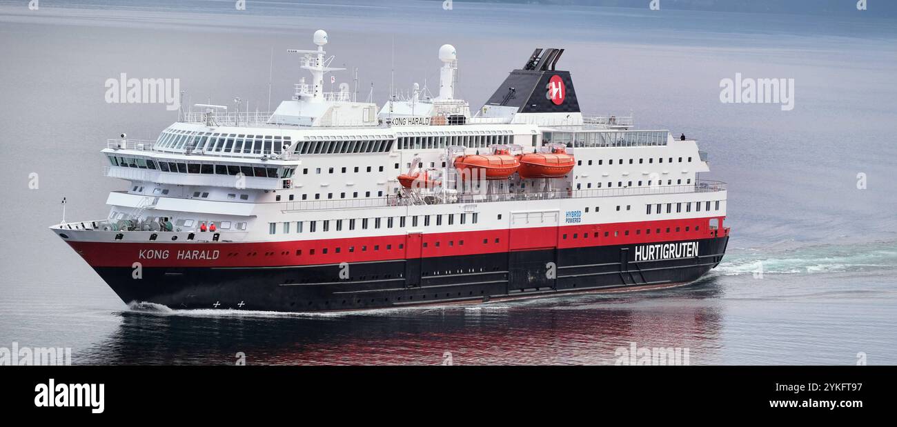 hurtigruten-schiff-kong-harald-im-hafen-von-bodo-in-norwegen