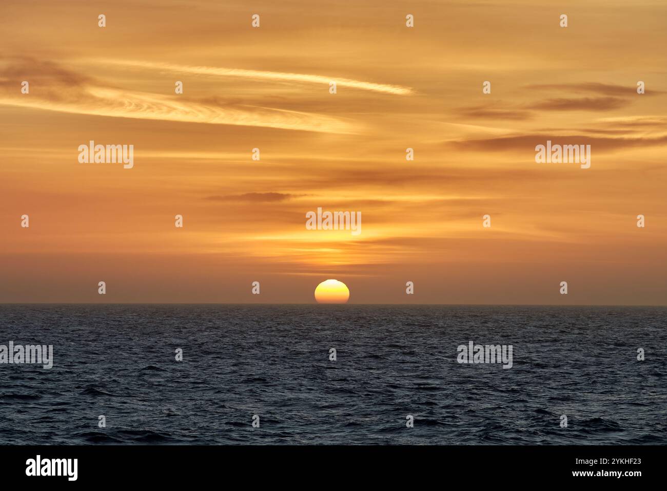 Bright sunset sun sets sea hi-res stock photography and images - Alamy