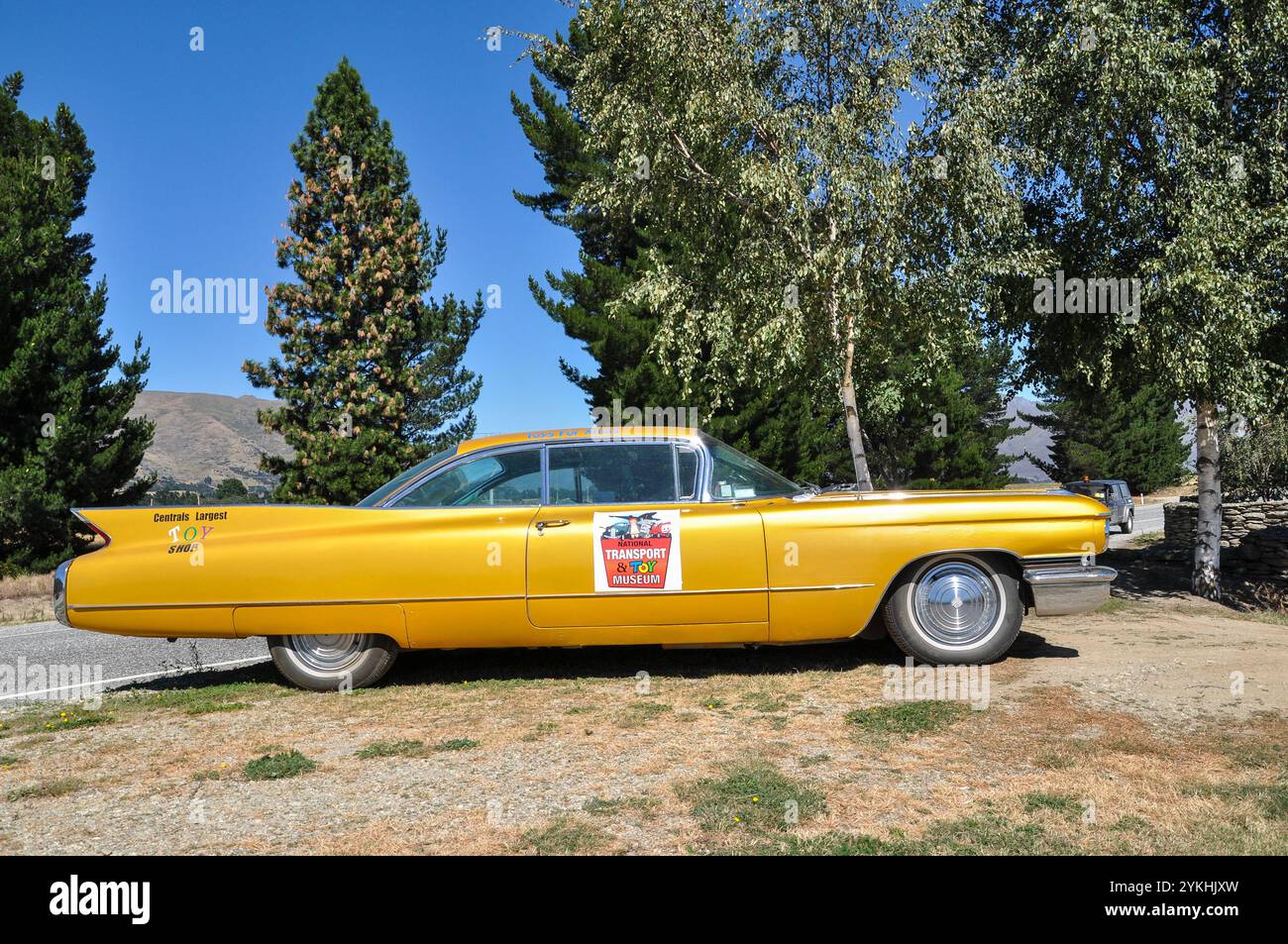 Gold cadillac hi-res stock photography and images - Alamy