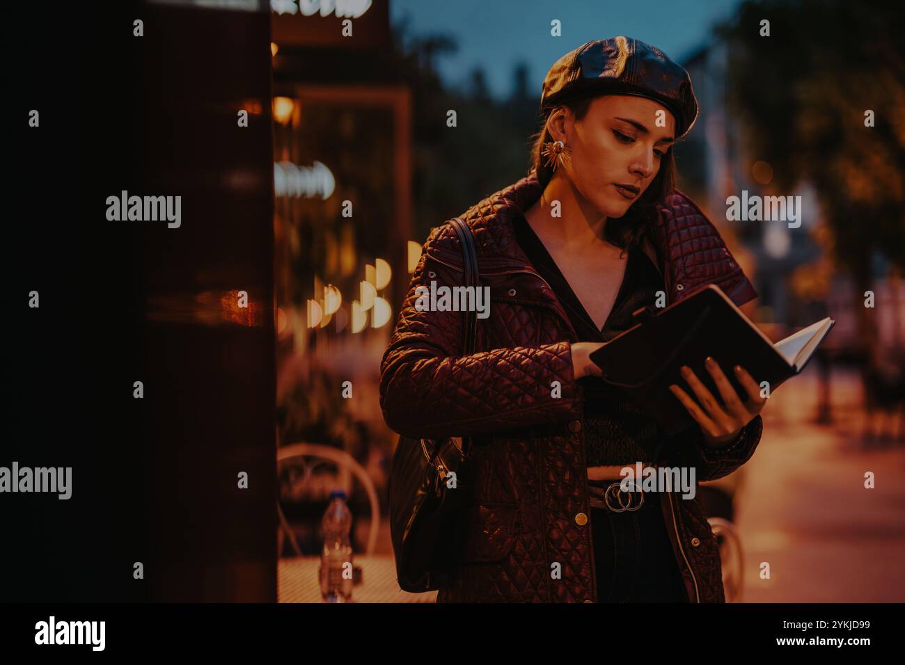 Woman alone street night hi-res stock photography and images - Alamy