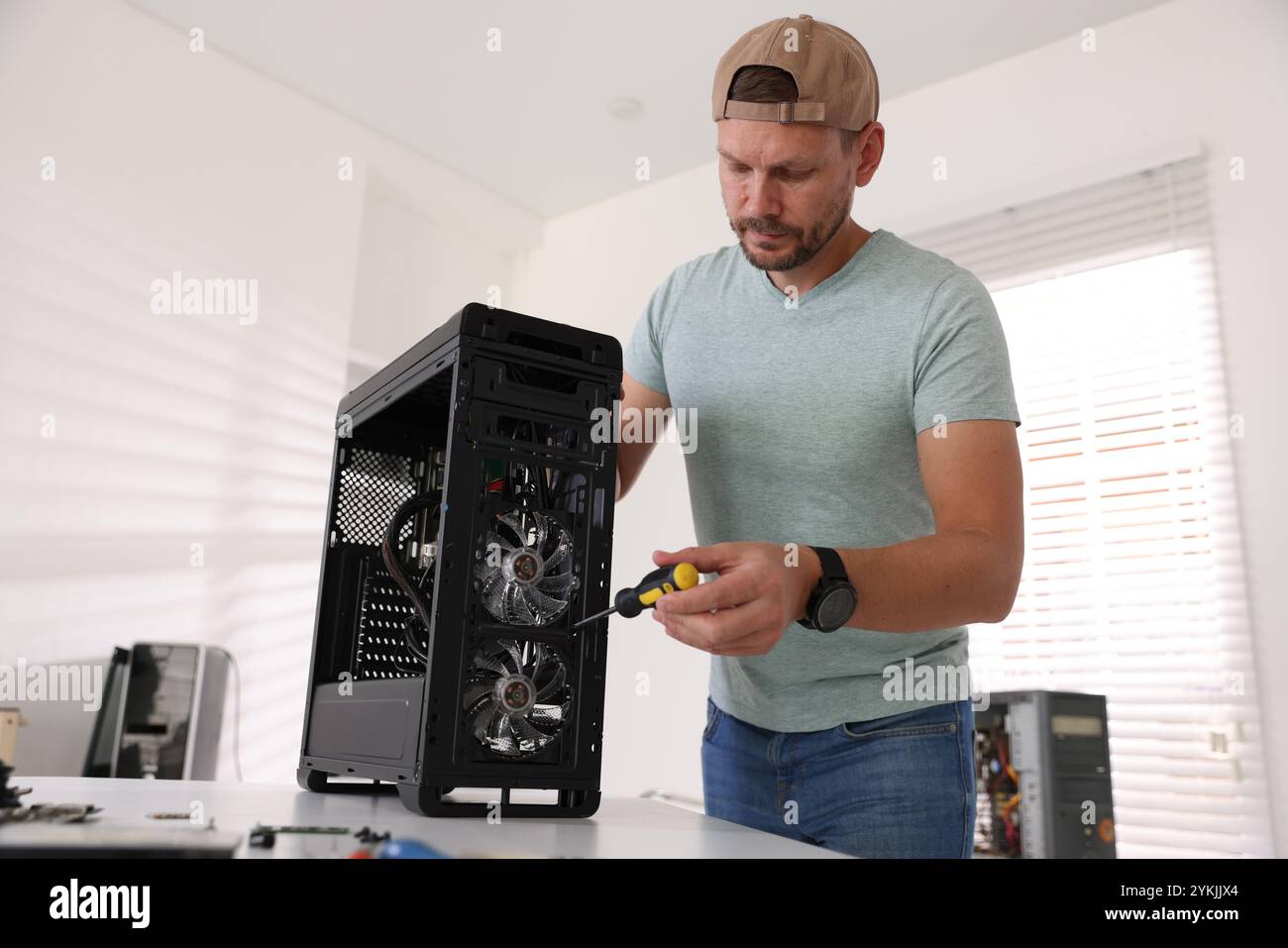 Man assembling new computer hi-res stock photography and images - Alamy