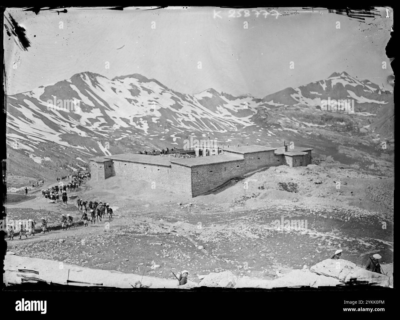 Blokaus de Restefond, passage de soldats du 30e bataillon de chasseurs à pied, en manoeuvres, près de la caserne. Stock Photo