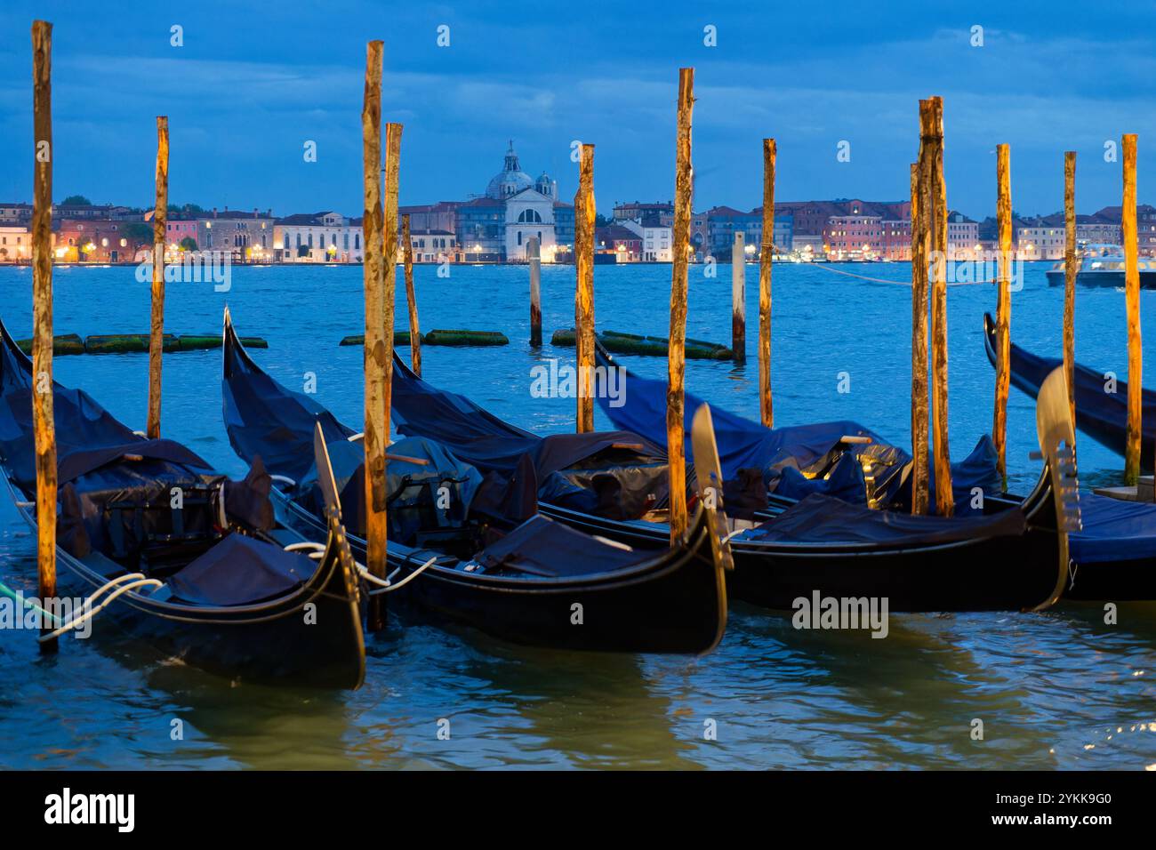 Venice gondola night hi-res stock photography and images - Alamy