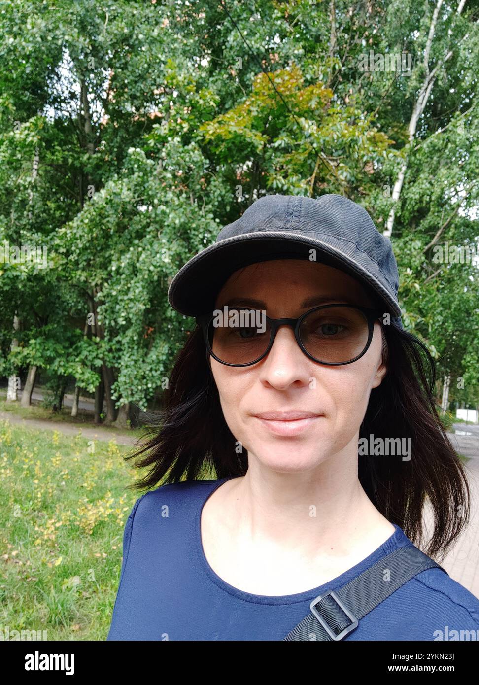Black woman wearing glasses hat hi-res stock photography and images - Alamy