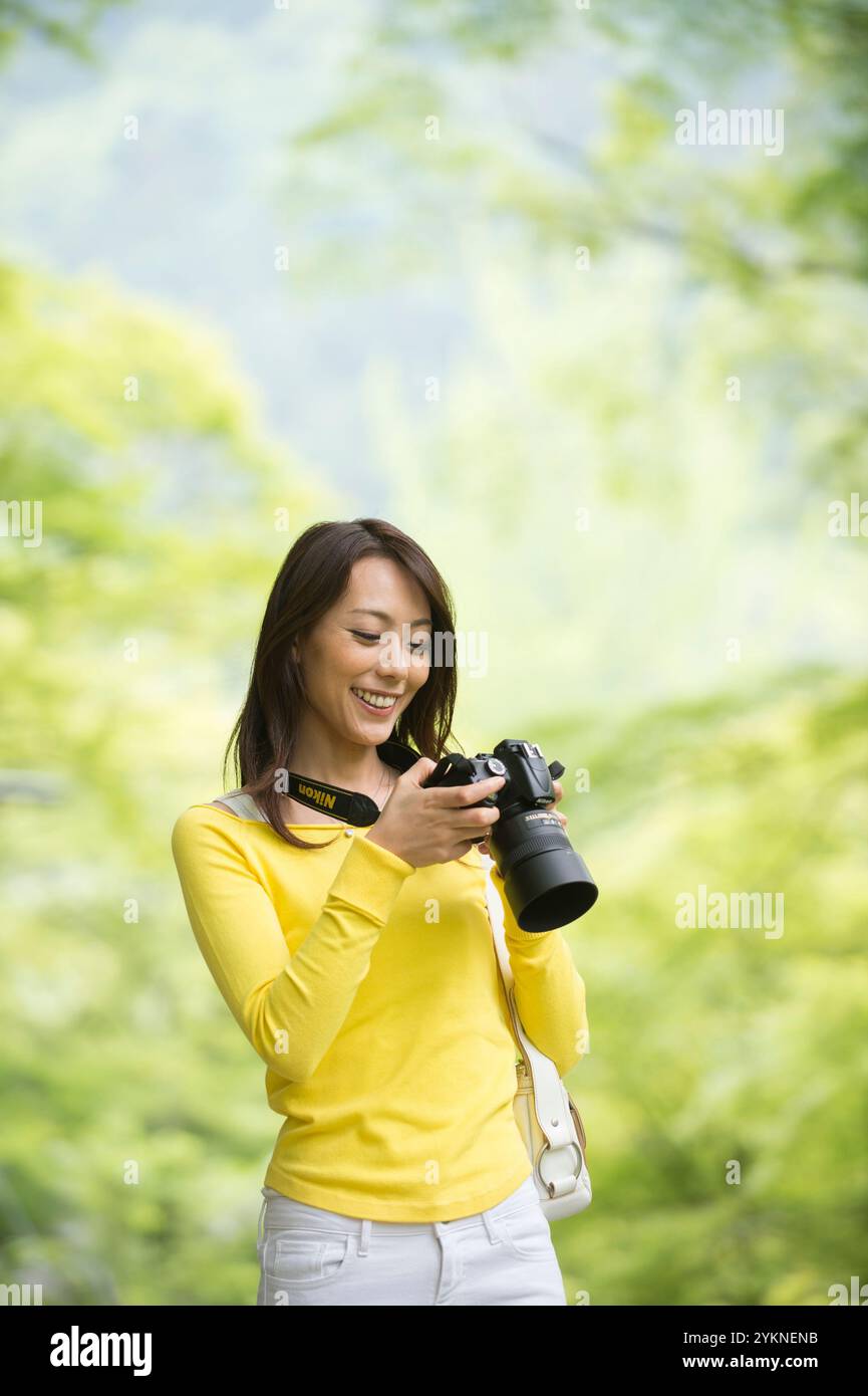 Woman taking photo reflex hi-res stock photography and images - Alamy