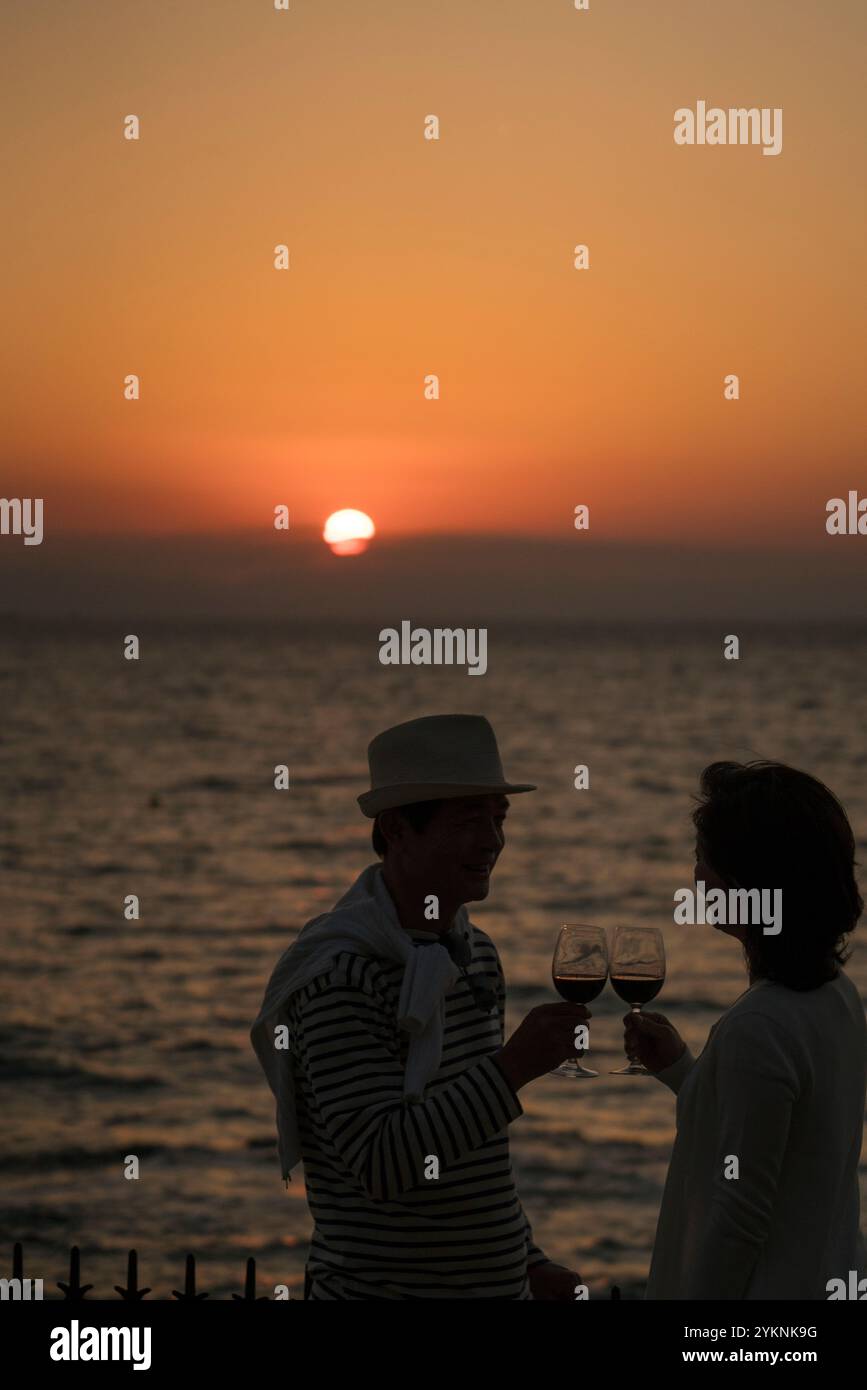 Couple drinking wine beach hi-res stock photography and images - Alamy