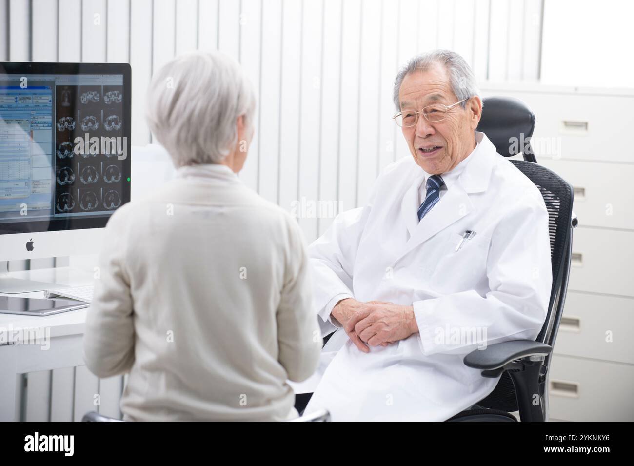 Women patient doctor hi-res stock photography and images - Alamy