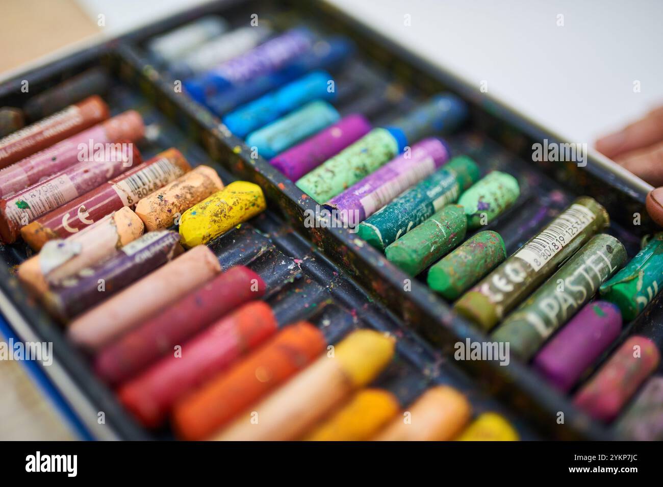 Painting in oil pastels hi-res stock photography and images - Alamy