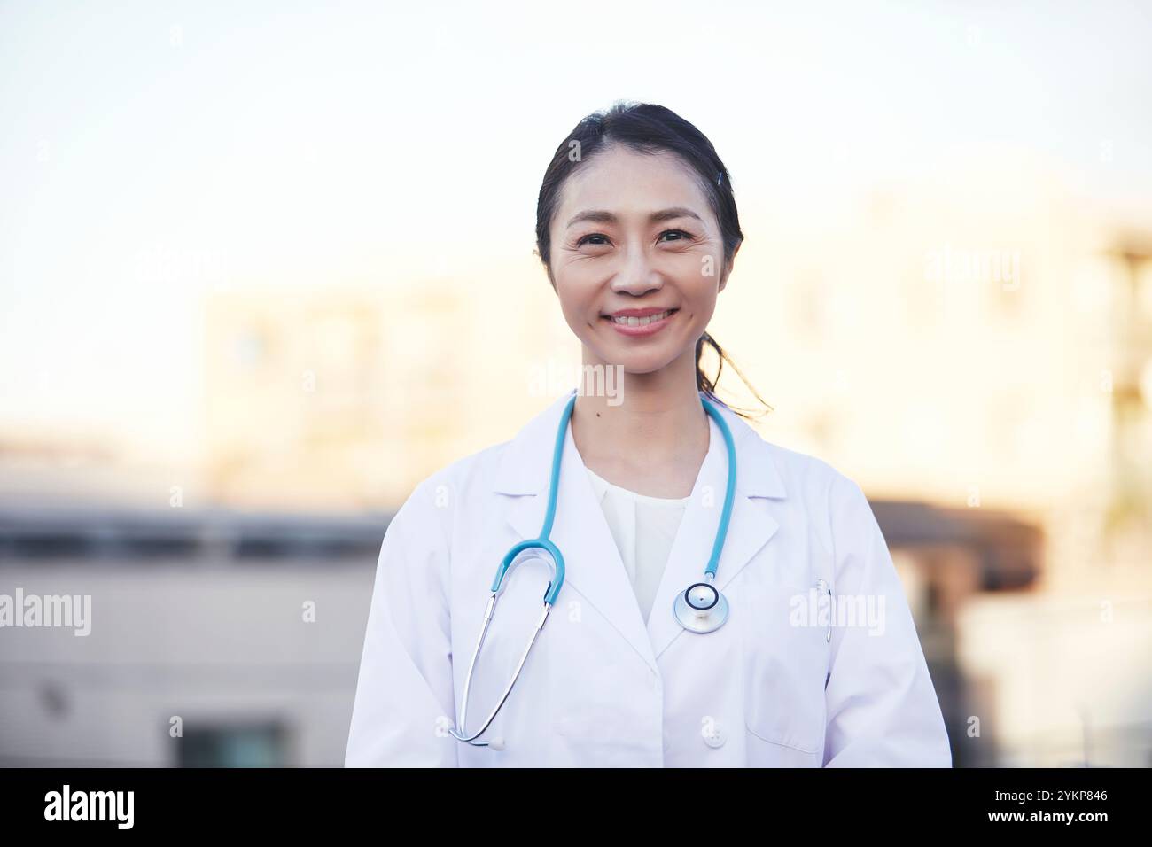 Doctor wear white coat hi-res stock photography and images - Alamy