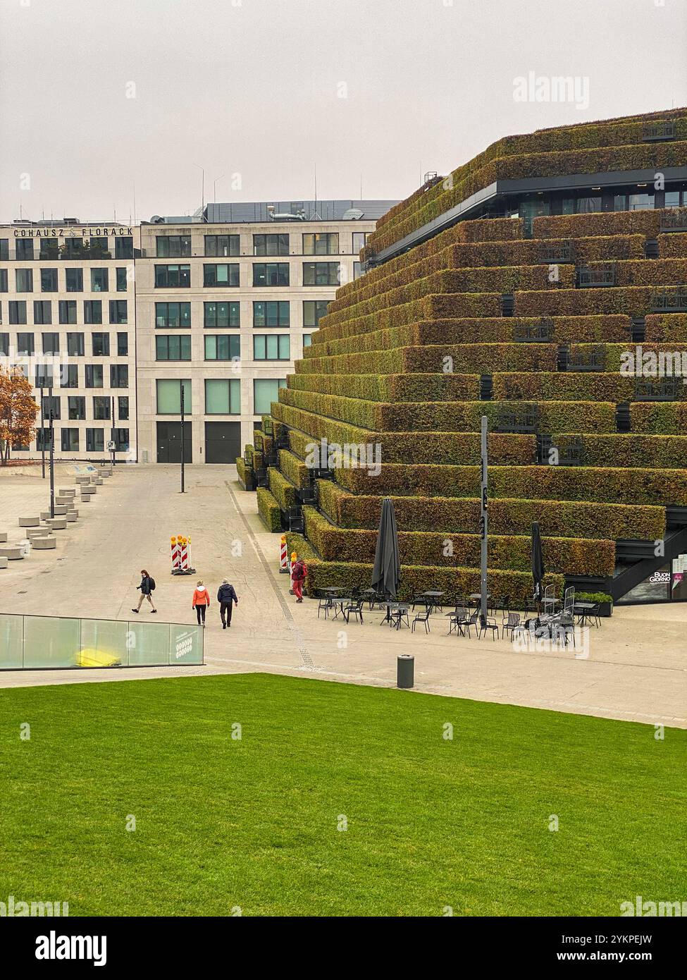 Ein mit Hainbuchen bepflanztes Haus mitten in der City von Düsseldorf. Stock Photo