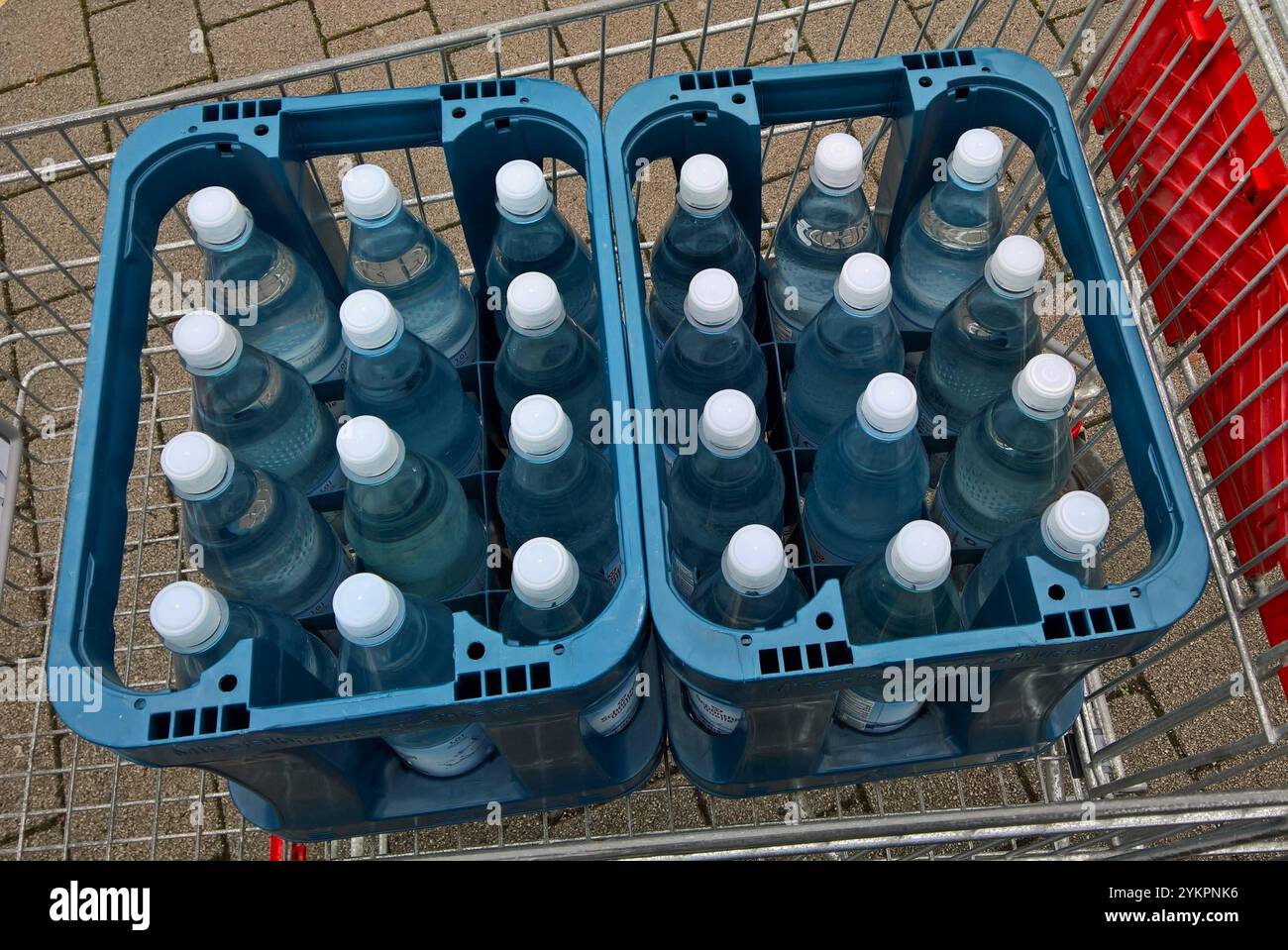 Zwei Wasserkasten im Einkaufswagen. Getränke im Getränkekasten, Mehrweg Plastik-Pfandflaschen, Pfand für Kasten und Flaschen *** Two water crates in the shopping cart Drinks in the drinks crate, returnable plastic deposit bottles, deposit