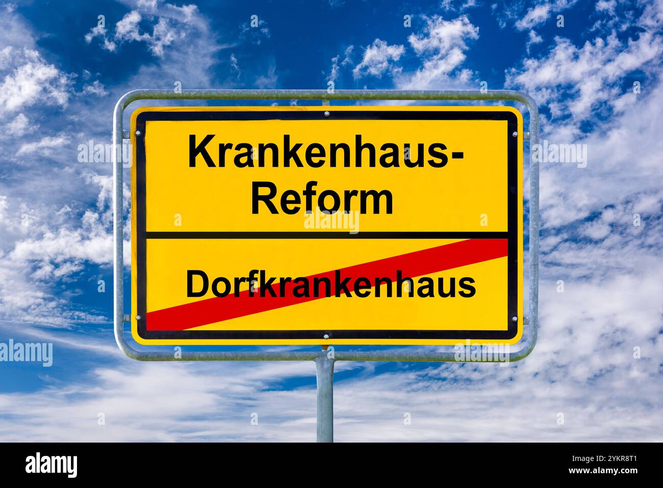 Krankenhausreform im Gesundheitswesen Ein Ortsschild ist beschriftet mit Dorfkrankenhaus und Krankenhaus-Reform - FOTOMONTAGE *** Hospital reform in t Stock Photo