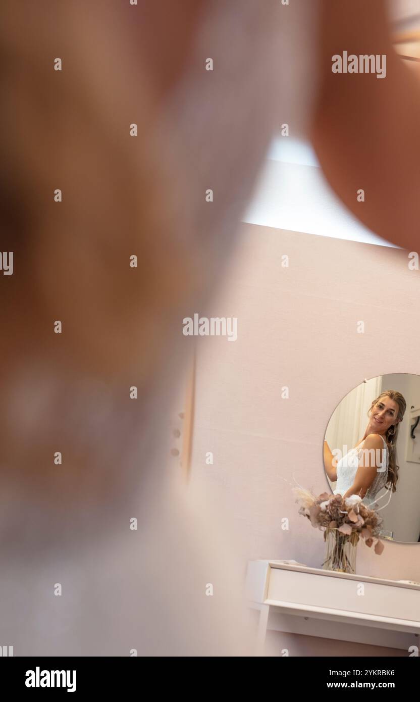 Bei der Auswahl der Brautmoden Stock Photo