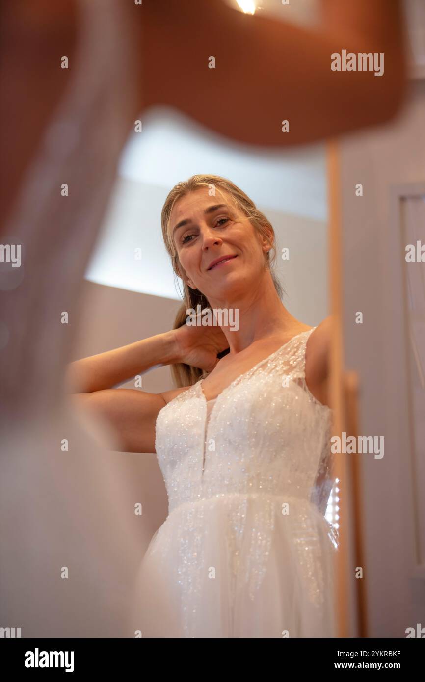 Bei der Auswahl der Brautmoden Stock Photo
