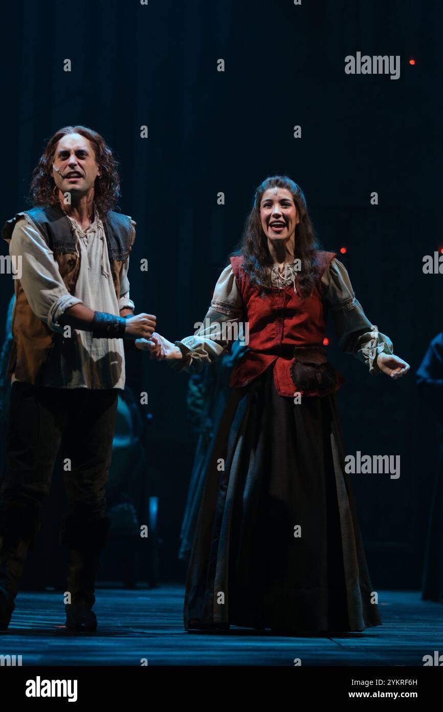 H Actor Los pilares de la tierra musical hi-res stock photography and images ...
