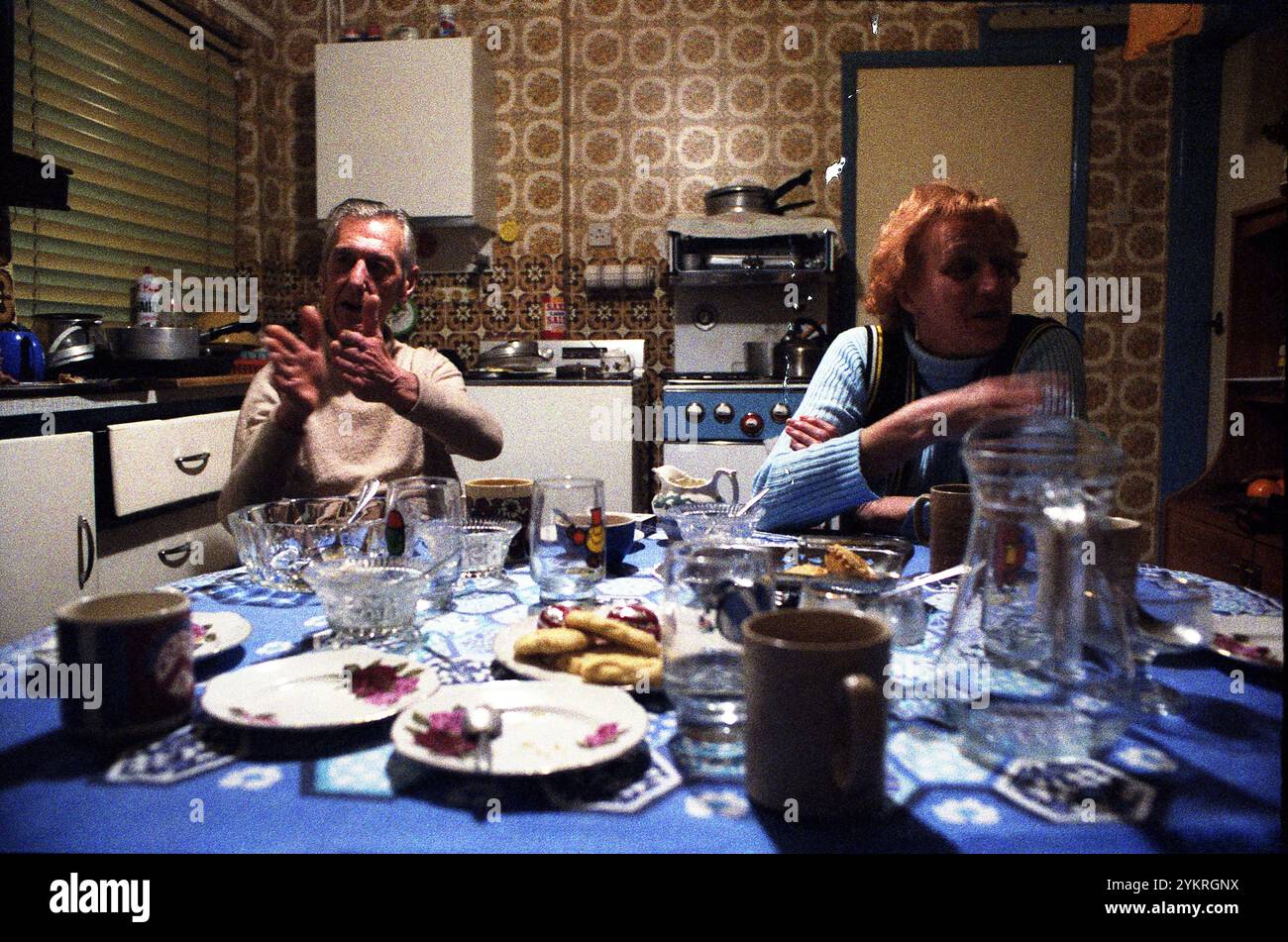 1970s kitchen family hi-res stock photography and images - Alamy