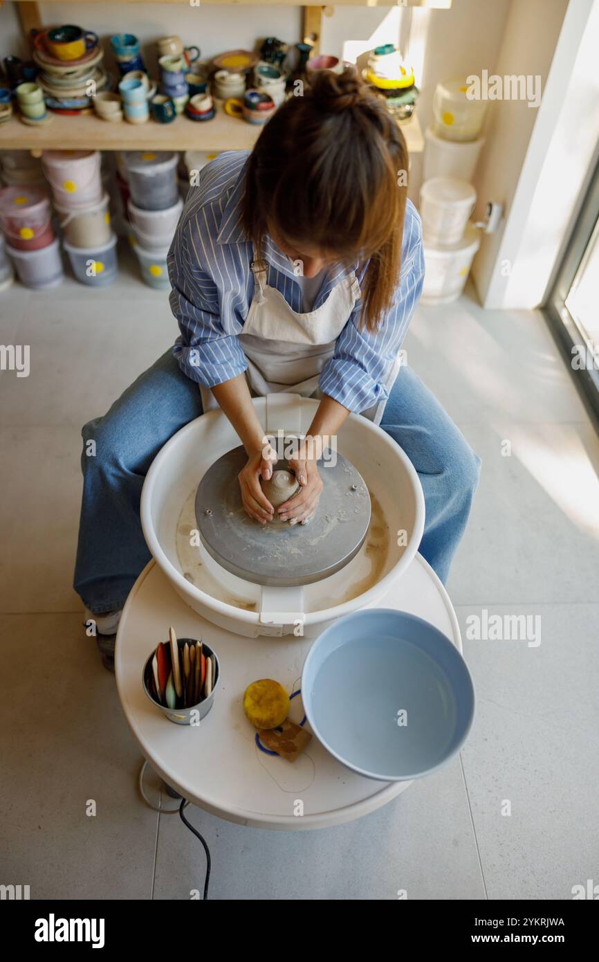 Using Wheel Using a spinning wheel hi-res stock photography and images - Alamy