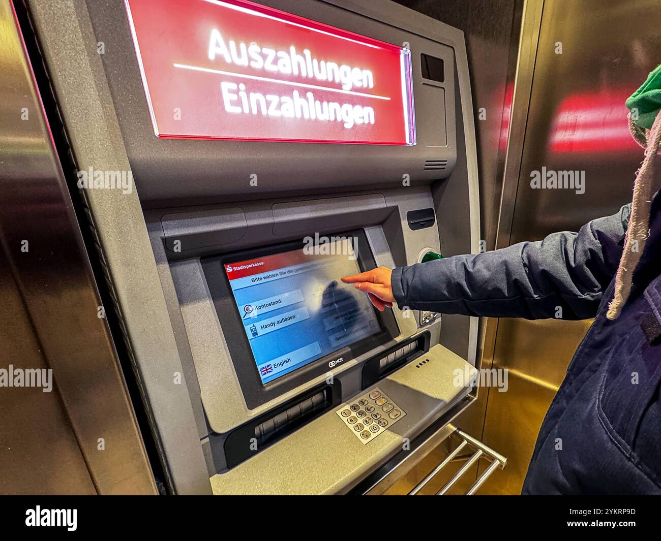 Banking automat hi-res stock photography and images - Page 2 - Alamy