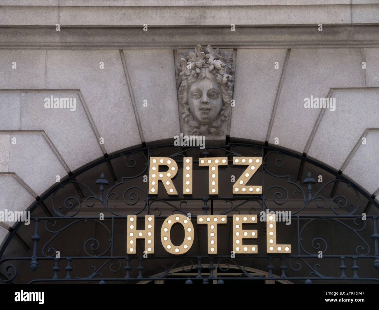 The ritz london outside hi-res stock photography and images - Alamy