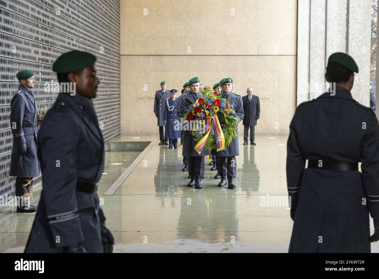 Berlin, Germany, 17.11.2024: Bundeswehr soldiers lay a wreath to ...