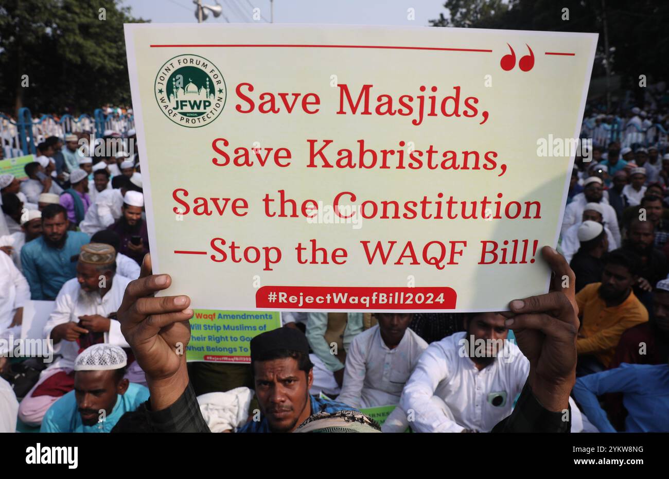 Kolkata, West Bengal, India. 19th Nov, 2024. Activists of The All India ...