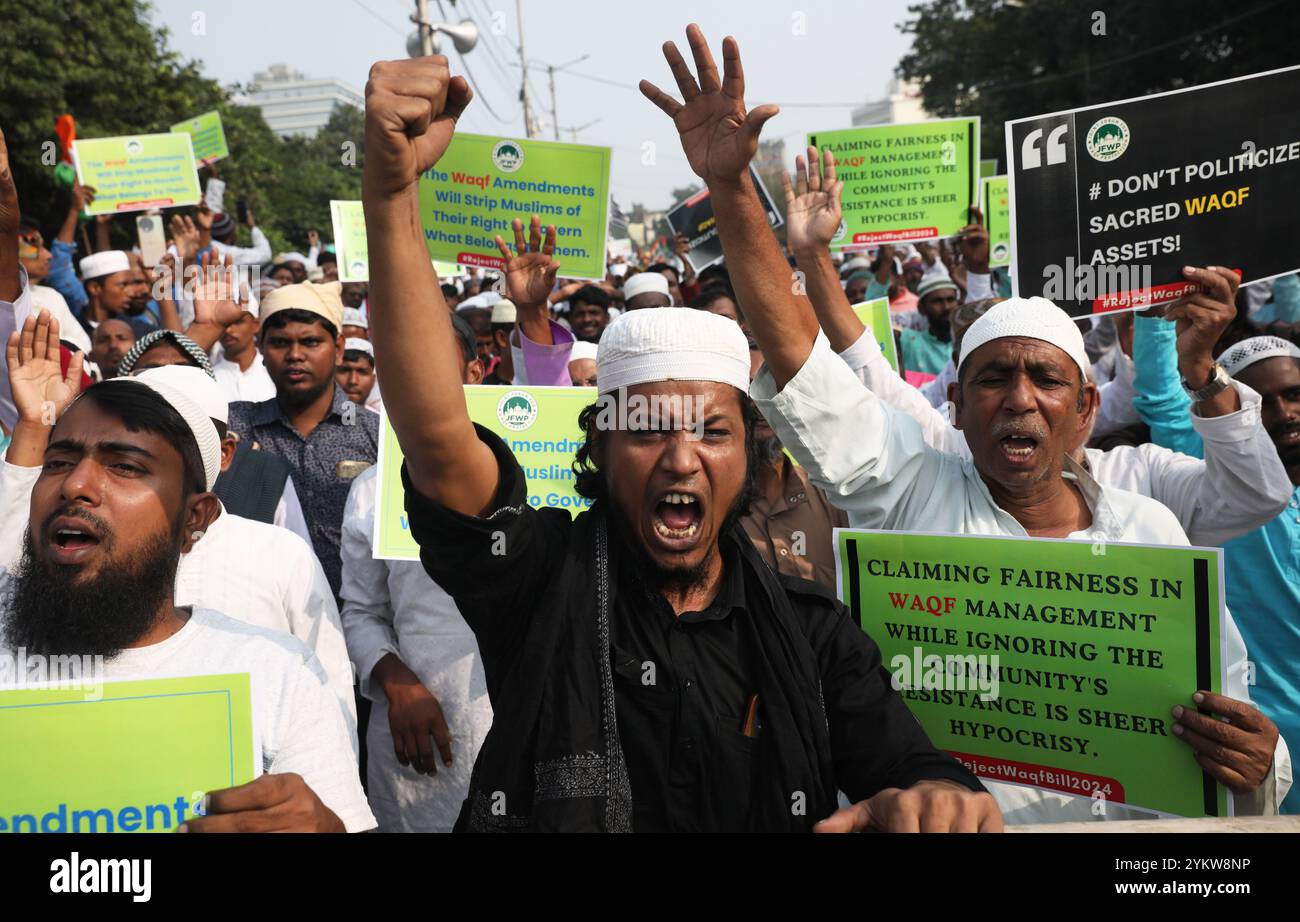 Kolkata, West Bengal, India. 19th Nov, 2024. Activists of The All India ...