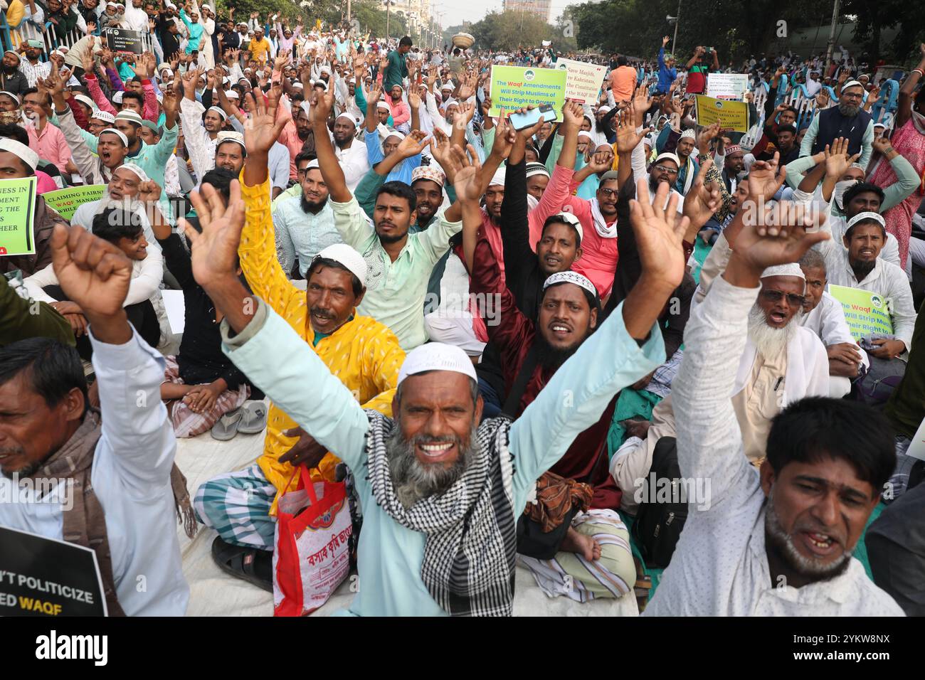 Kolkata, West Bengal, India. 19th Nov, 2024. Activists of The All India ...