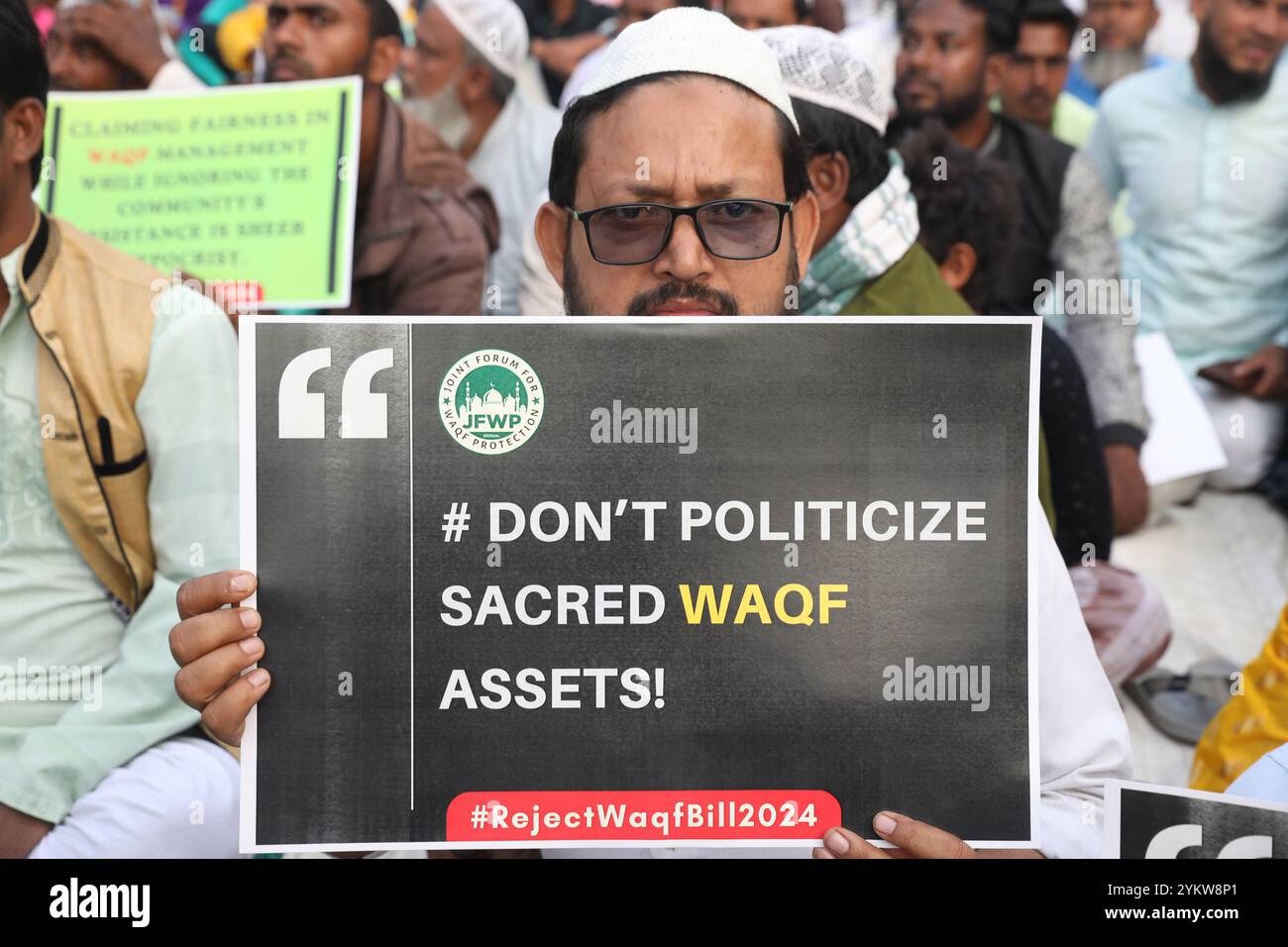 Kolkata, West Bengal, India. 19th Nov, 2024. Activists of The All India ...
