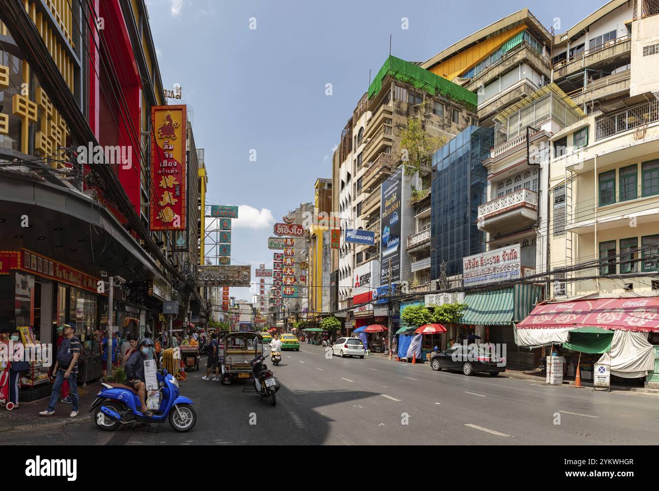 A picture of the busy Yaowarat Road, in the Chinatown of Bangkok Stock Photo