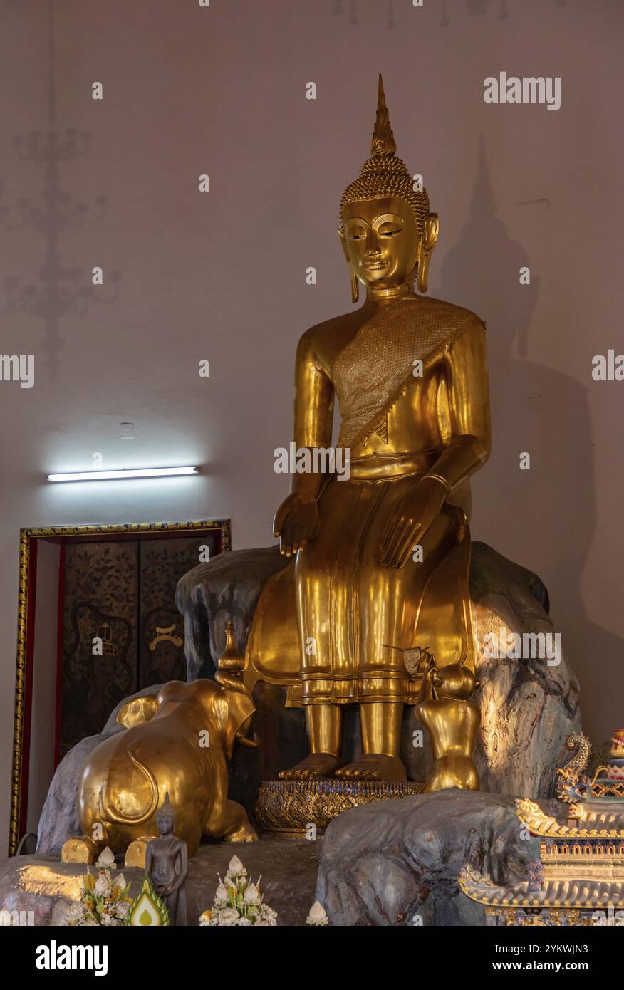 A picture of a golden Buddha statue at the Wat Pho Temple Stock Photo ...