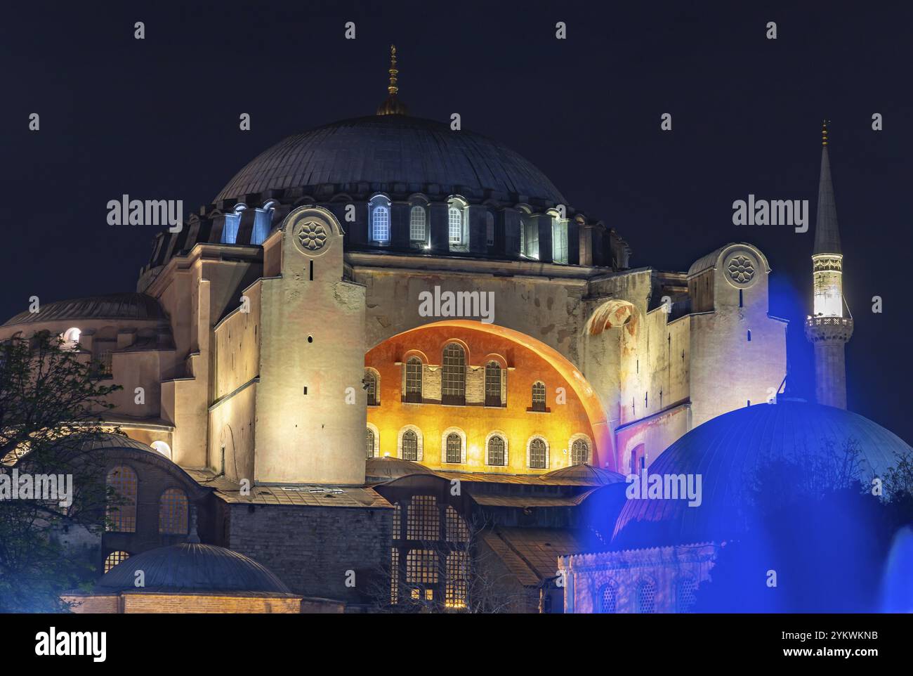 A picture of the Hagia Sophia at night Stock Photo - Alamy