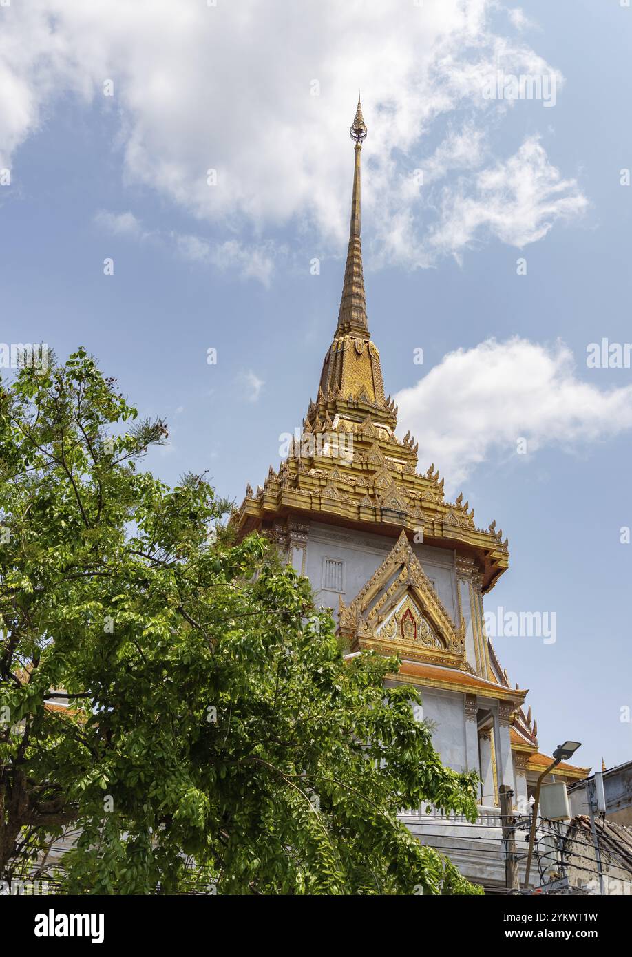 A pictureof the spire of the Wat Traimit Withayaram Worawihan Temple ...