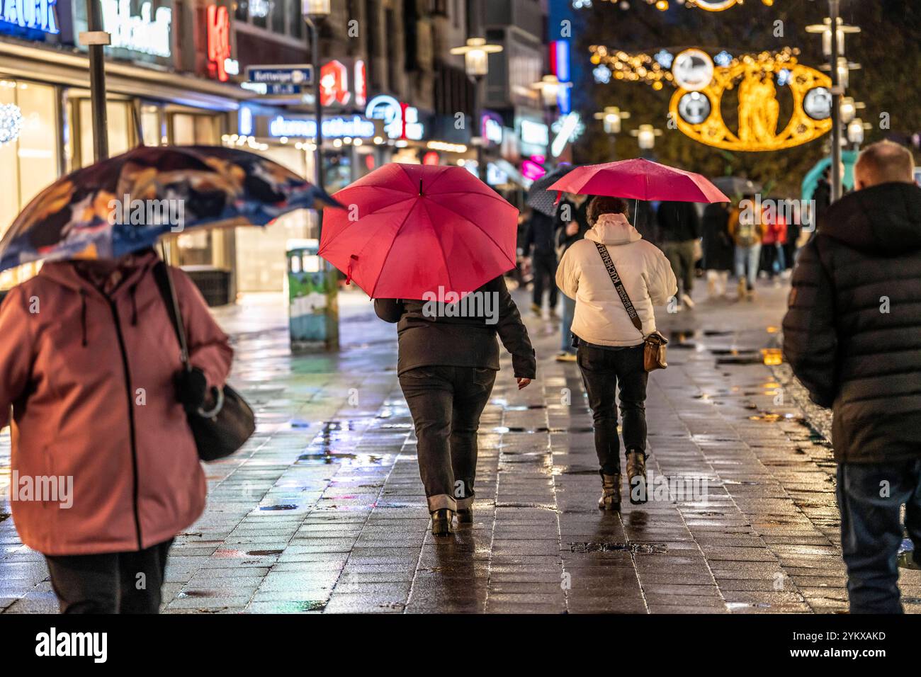 Regenwetter, Passanten mit Regenschirmen, leerer Weihnachtsmarkt, Essen ...