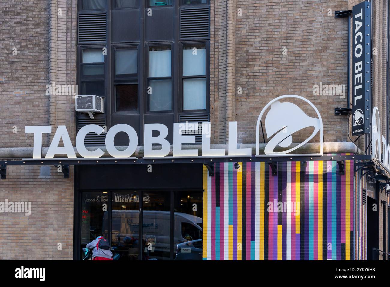 Taco bell sign hi-res stock photography and images - Alamy