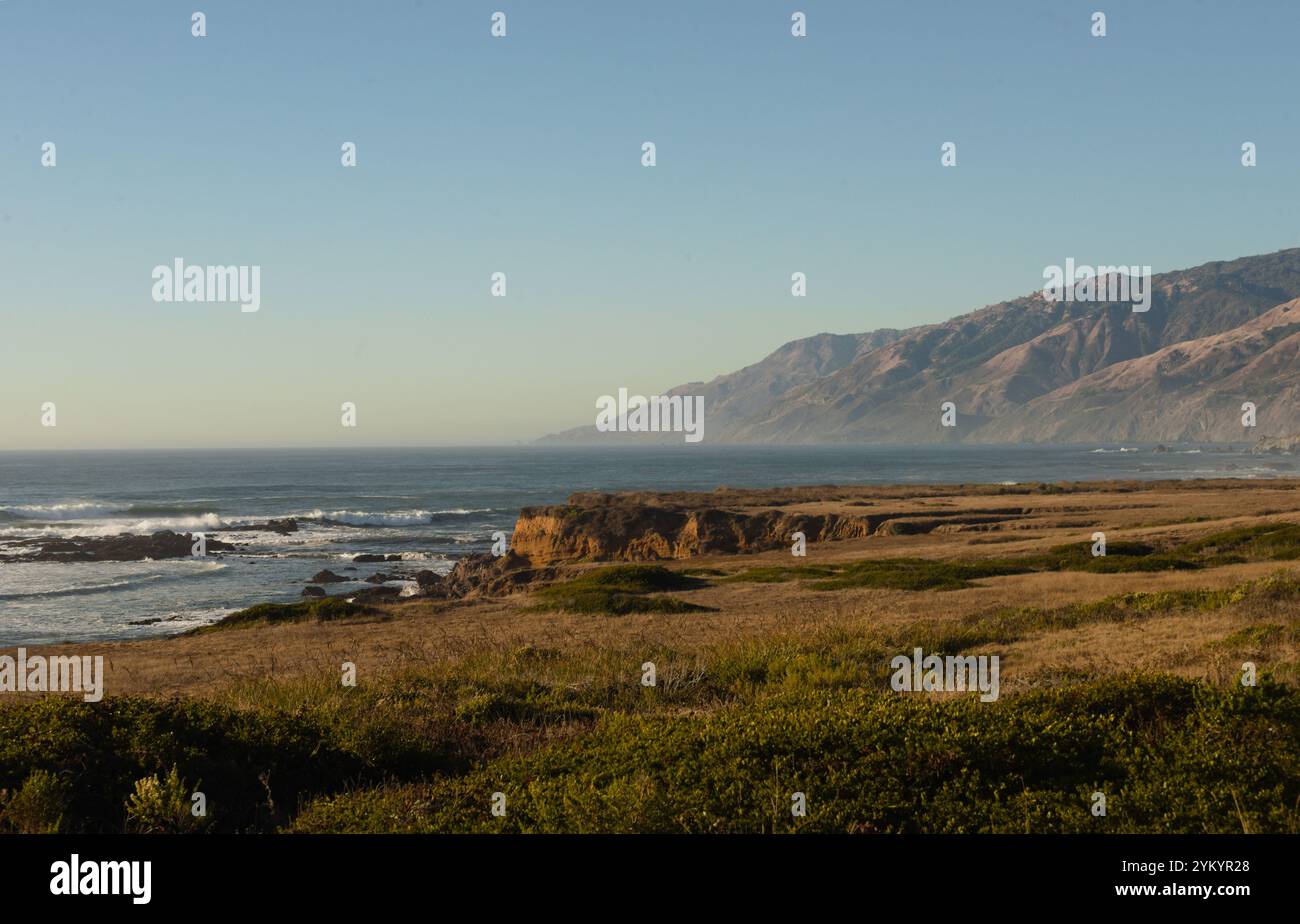 Scenic Pacific Coast Highway drive to mountains leading no Big Sur ...