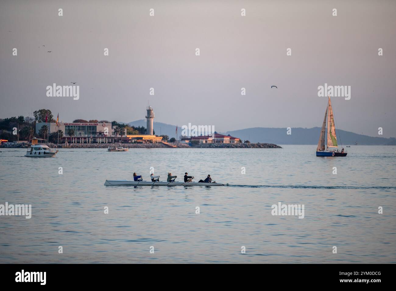 Istanbul, Turkey. 19th Nov, 2024. In the evening hours in Istanbul ...