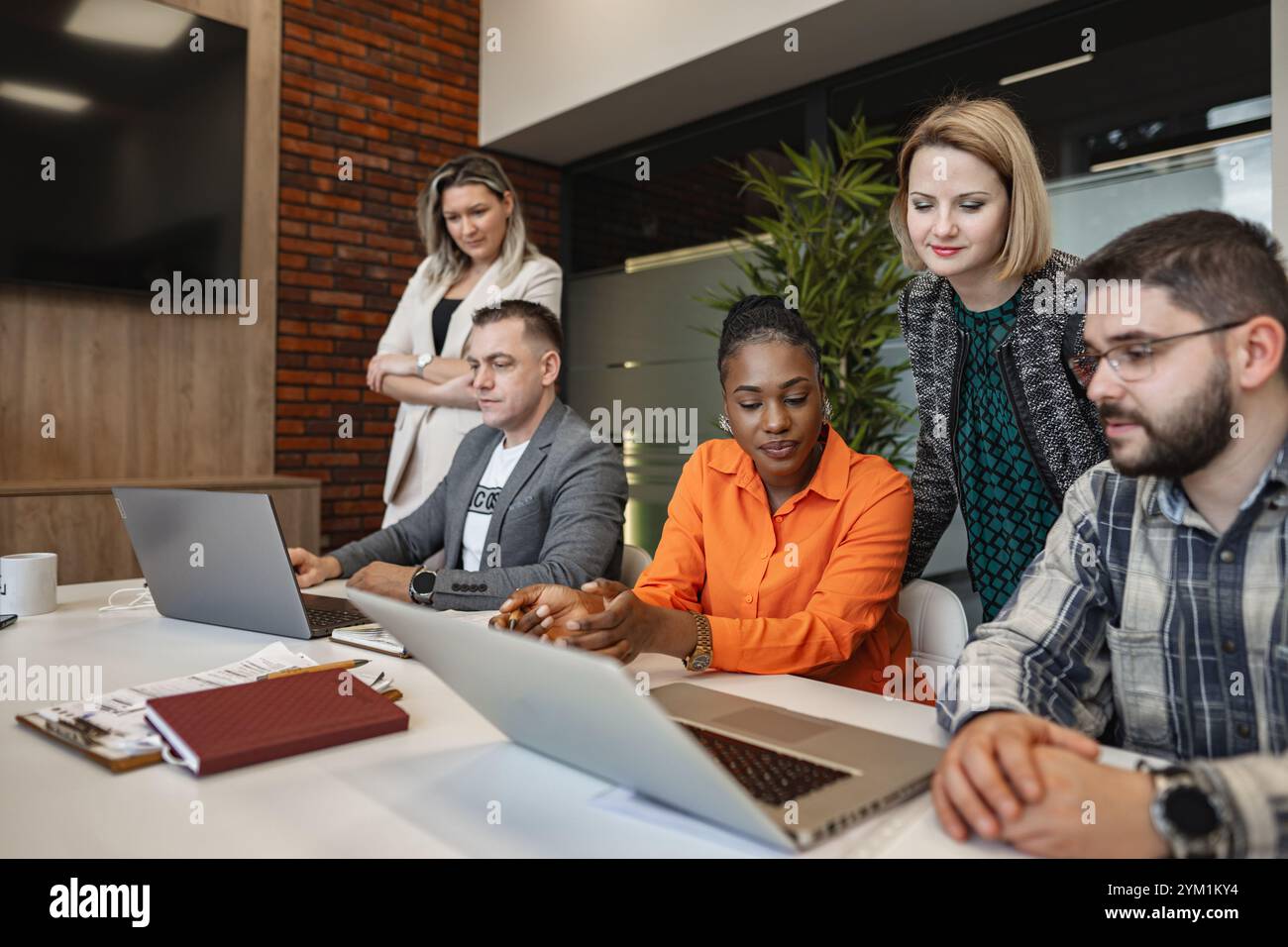 Group people working laptops hi-res stock photography and images - Alamy