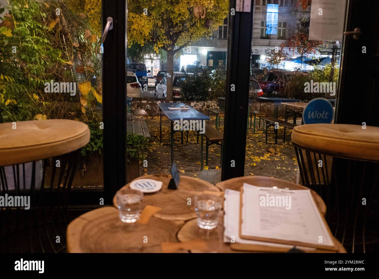 Leere Tische und Stühle vor einem Bar in der Oderberger Straße in Berlin-Prenzlauer Berg. / Empty tables and chairs in front of a bar on Oderberger Straße in Berlin-Prenzlauer Berg. Leere Tische und Stühle *** Empty tables and chairs in front of a bar on Oderberger Straße in Berlin Prenzlauer Berg Empty tables and chairs in front of a bar on Oderberger Straße in Berlin Prenzlauer Berg Empty tables and chairs sp202411133848.jpg Stock Photo